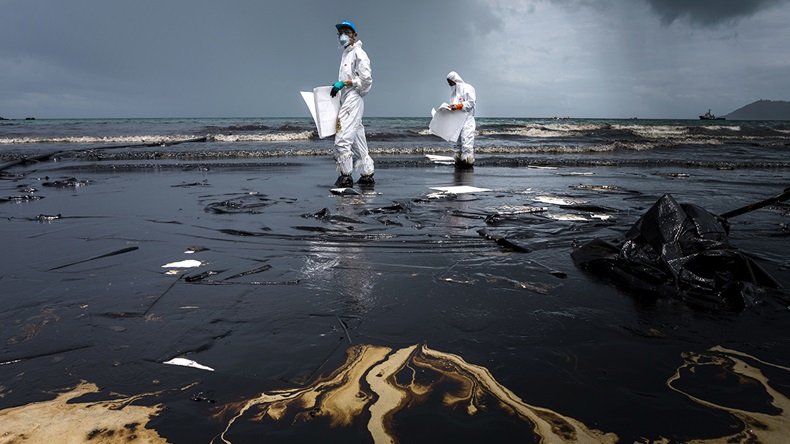 Oil spill (jukurae/Shutterstock.com)
