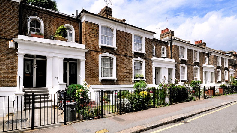London houses (Ron Ellis/Shutterstock.com)