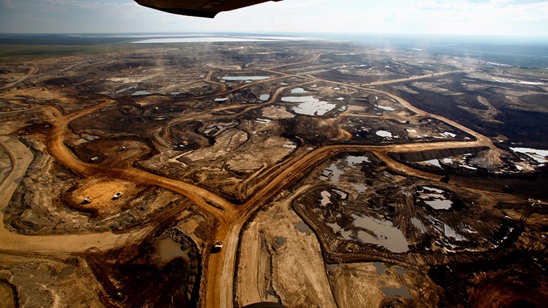 Fort McMurray oil sands, Alberta, Canada (Orjan Ellingvag/Alamy Stock Photo)