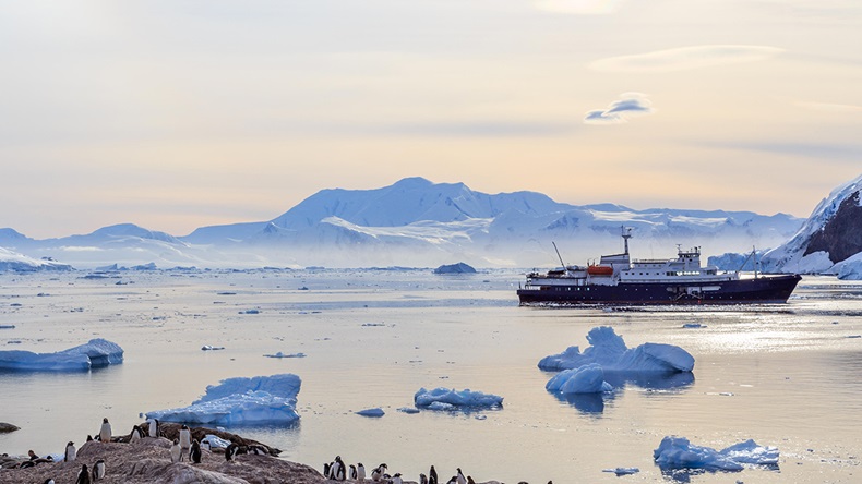 Ship icebergs (Ambeon/Alamy Stock Photo)