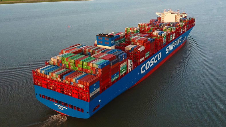 The 21,237 teu ultra large containership Cosco Shipping Universe (Port of Hamburg/DietmarHasenpusch)