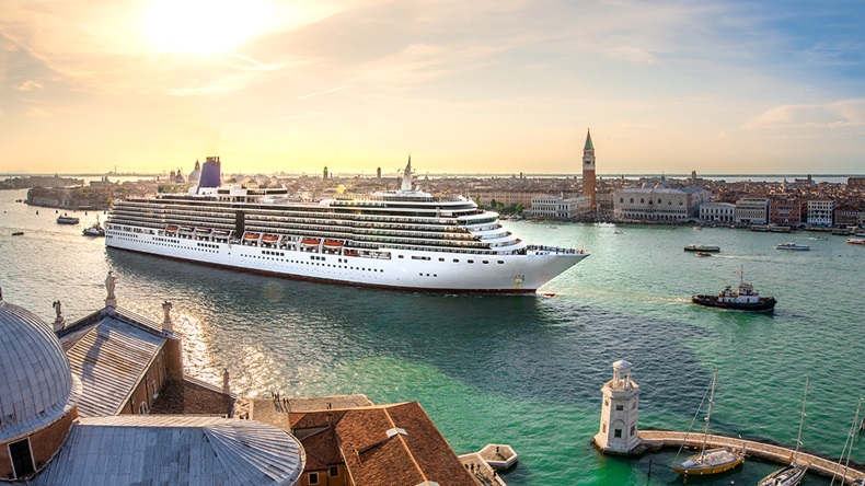 Cruiseship (auphoto/Shutterstock.com)
