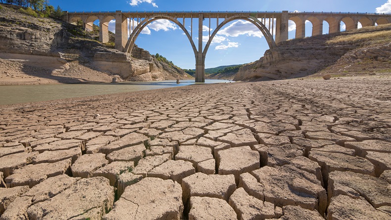 Drought in Entrepenas reservoir, Guadalajara, Castilla, Spain (Quintanilla/Shutterstock.com)