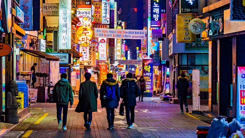 Seoul street (DiegoMariottini/Shutterstock.com)