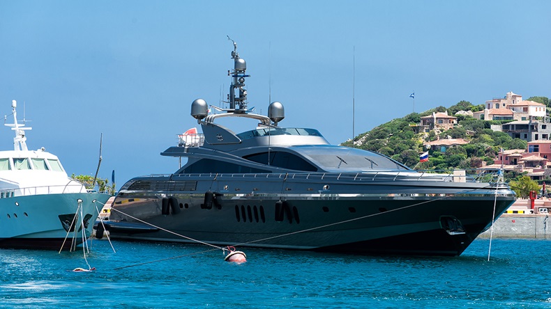 Super-yacht (Cameris/Shutterstock.com)