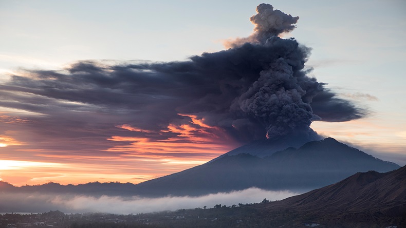 Volcanic eruption (Erdem Summak/Shutterstock.com)